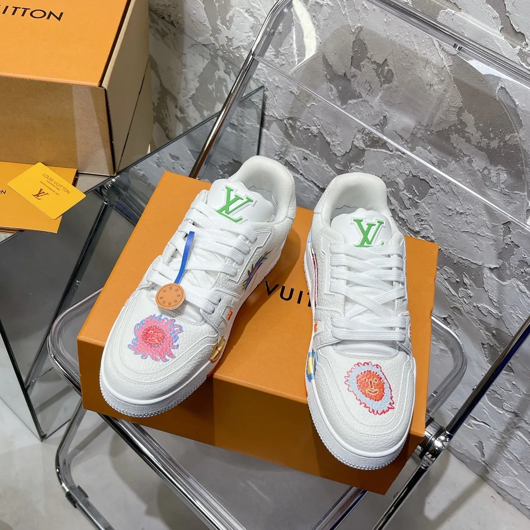 P840👟👟 Couple code #𝐋𝐨𝐮𝐢𝐬𝐕𝐮𝐢𝐭𝐭𝐨𝐧 Ceiling purchase level! 𝐋𝐕 trainer "Limited series of casual sports basketball shoes for couples. Super fun, super childlike, crazy exciting💗Please distinguish from the currency in the market🙅🏻‍♀️ Ceiling level purchasing agency Full set of exquisite airplane box packaging Please look for our quality‼️ Please pay attention to distinguish the currency materials in the market! Original custom-made embossed grained calfskin for the upper (non-market superfiber leather) Everyone needs to distinguish) symmetrical old pattern washed denim, custom-made breathable mesh lining, TPU suction mold outsole. The material details and workmanship are top-notch! Comes with exclusive exquisite gift box packaging 🎁 SIZE: 35-44 (Male 38&45 46 customized)